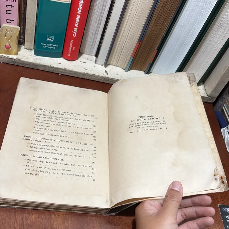 II Lịch Sử: Việt Nam _ Đất Nước Anh Hùng - 1975 724645