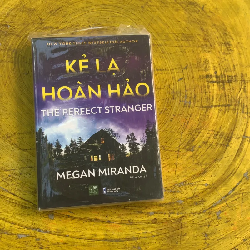 KẺ LẠ HOÀN HẢO- MEGAN MIRANDA 782468