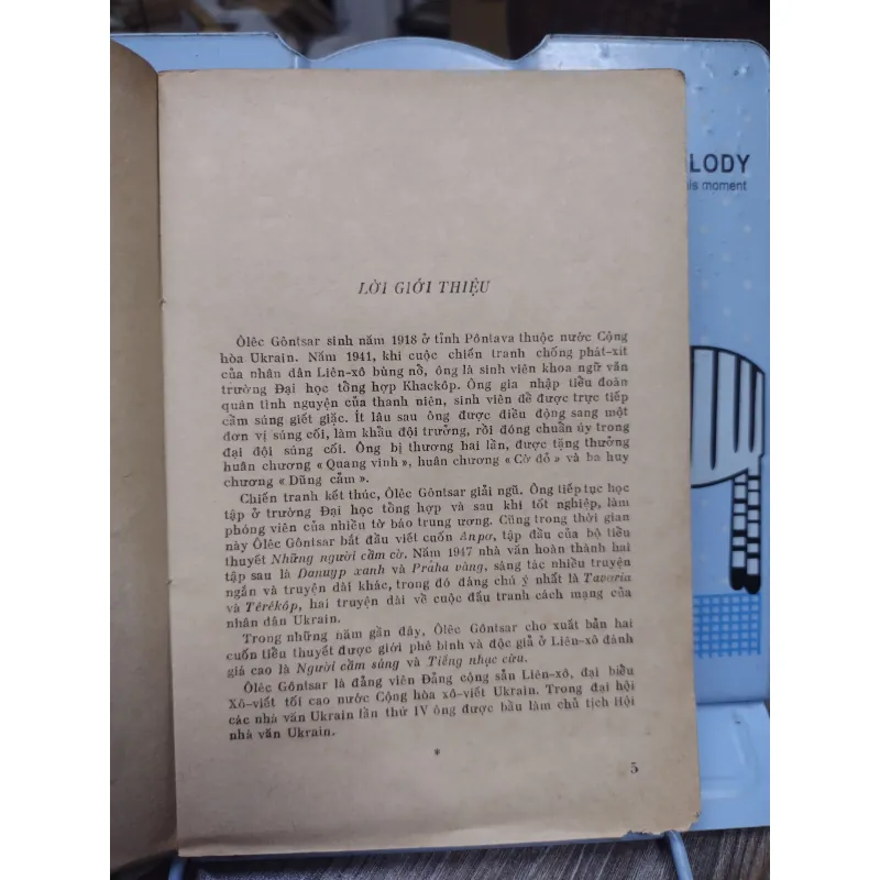 Sách: Những người cầm cờ - TG: Olec Gontsat (A3) 750298