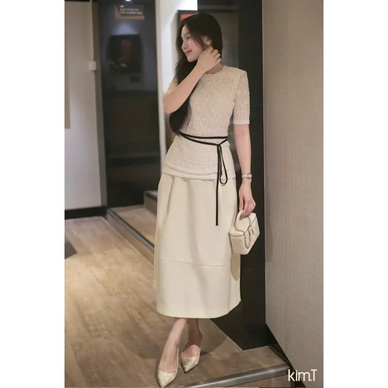 áo nữ thiết kế chất liệu ren hàn , áo kiểu nữ sang trọng ôm body tôn dáng . 1036278