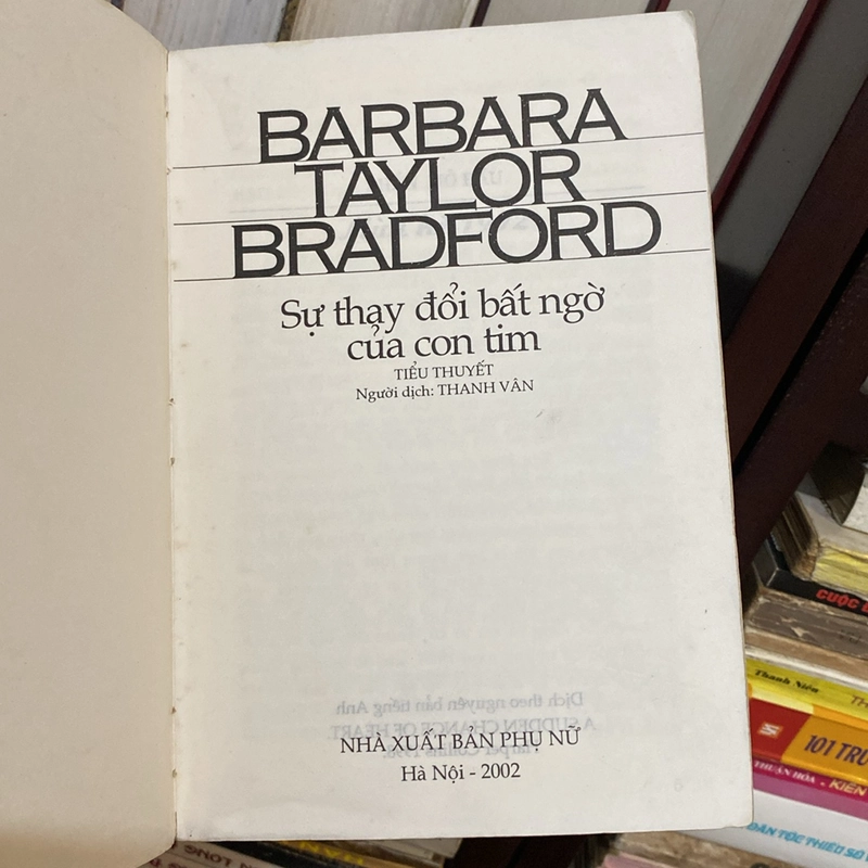 SỰ THAY ĐỔI BẤT NGỜ CỦA CON TIM - BARBARA TAYLOR BRADFORD (XB 2002) 470792