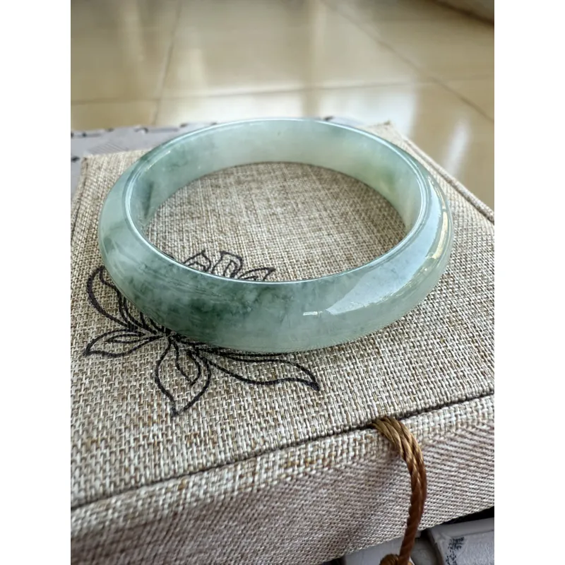 Vòng ngọc cẩm thạch phiêu hoa bay  698467