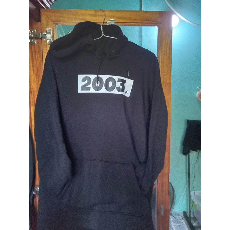Áo khoác hoodie in năm 2003,kích thước 55- 75kg, màu đen,đã qua sử dụng 1 lần  533552