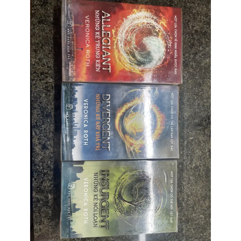 Những kẻ trung kiên, những kẻ bất khả thi, những kẻ nổi loạn Veronica Roth 713255