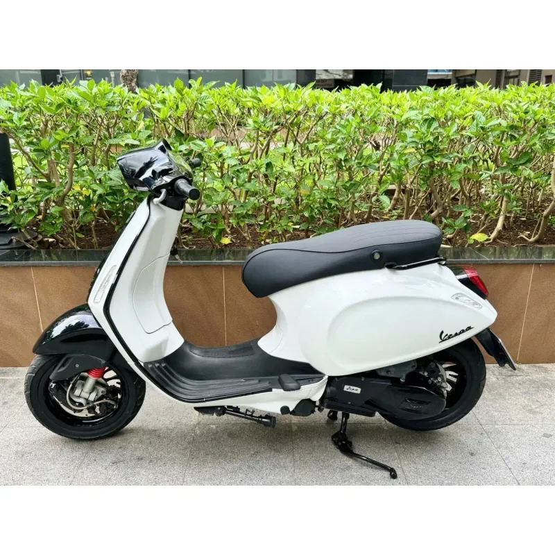 Xe máy Vespa Primavera 125cc màu trắng đen, kiểu dáng cổ điển 722316