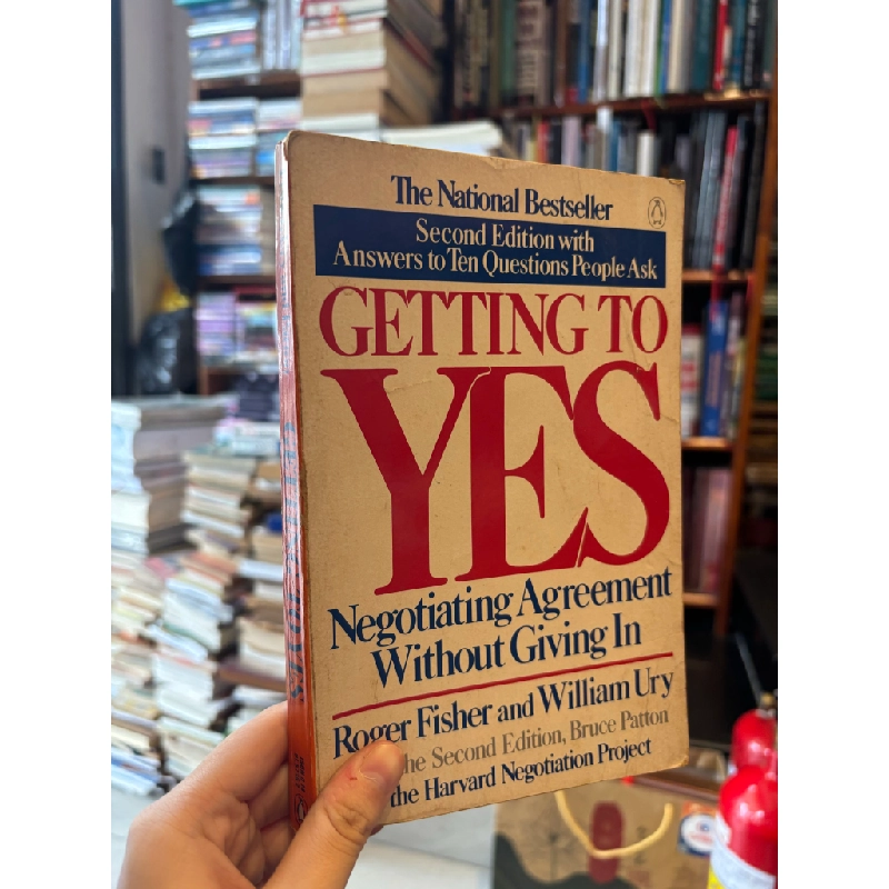 GETTING TO YES: NEGOTIATING AN AGREEMENT WITHOUT GIVING IN -  Roger Fisher and William Ury 172956