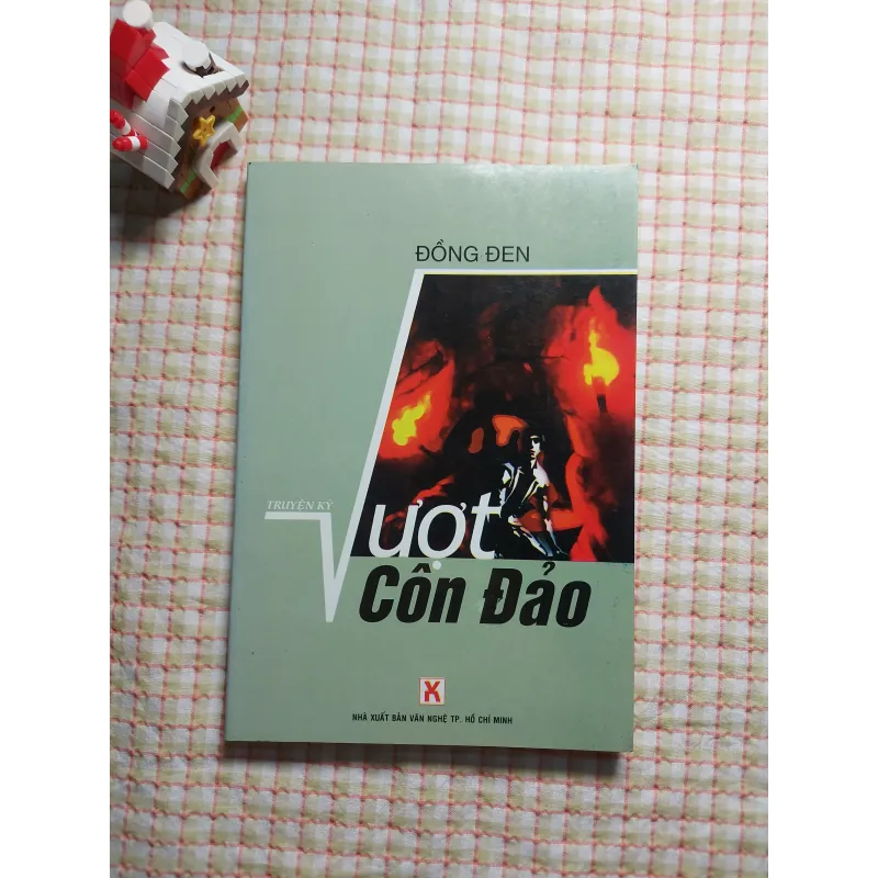 Truyện ký VƯỢT CÔN ĐẢO -Đồng Đen -câu chuyện anh hùng của những người tù chính trị Côn Đảo 753177