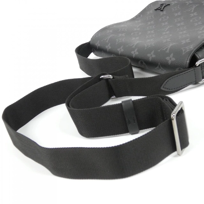 Túi đeo vai Louis Vuitton Monogram Eclipse District PM M45272 612402