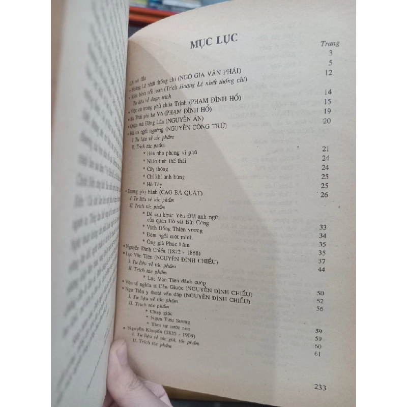 Tư liệu văn học 11 (bộ 2 tập) - Hoàng Hữu Yên, Trịnh Thu Tiết 477044