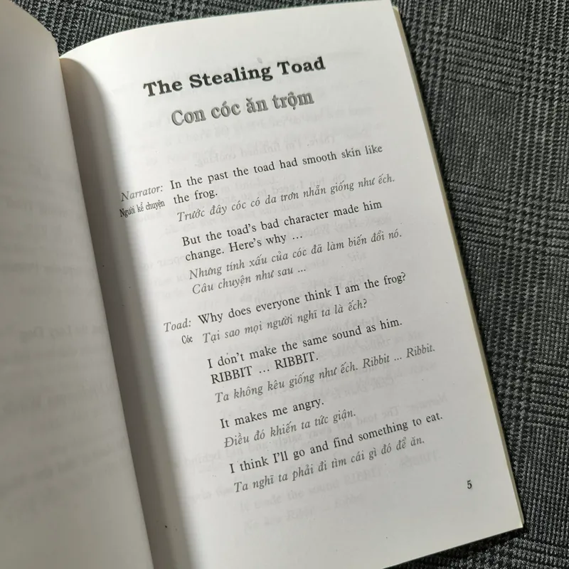 (Song ngữ Anh-Việt) The Stealing Toad (Con cóc ăn trộm) - Lê Huy Lâm (dịch giả) 697726