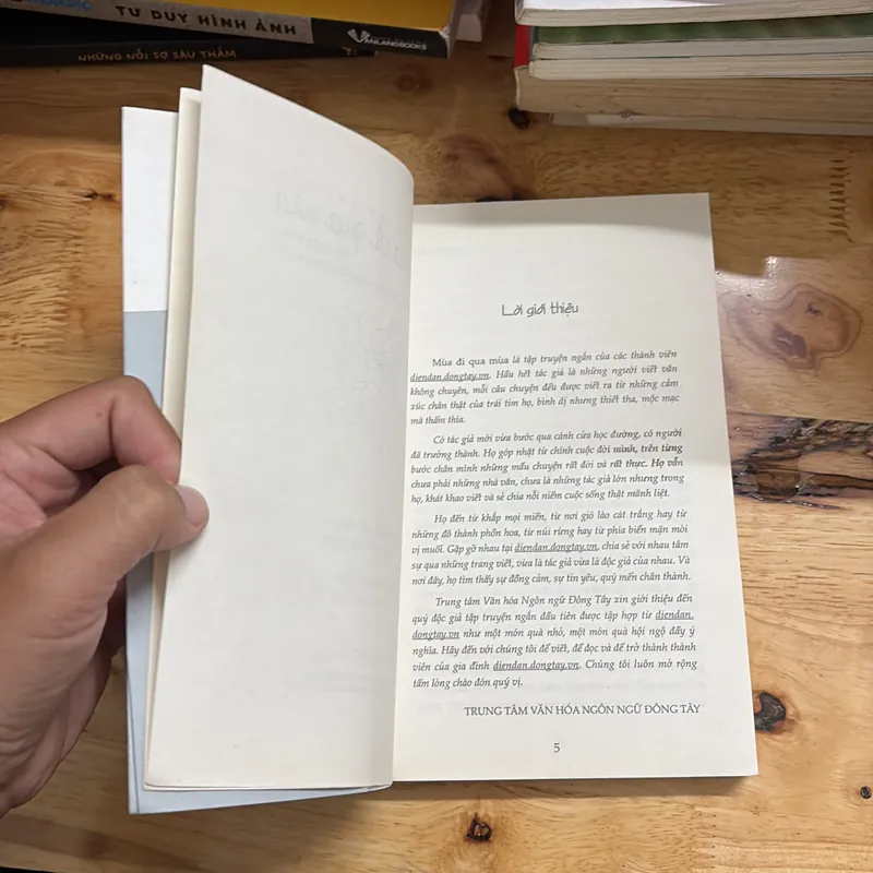 II Tập Truyện Ngắn: Mùa Đi Qua Mùa - Nhiều Tác Giả - 2012 697209