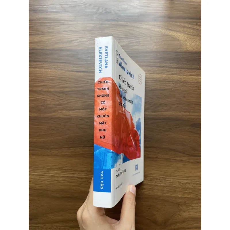 Chiến trang không có một khuôn mặt phụ nữ - Svetlana Alexievich 1005407