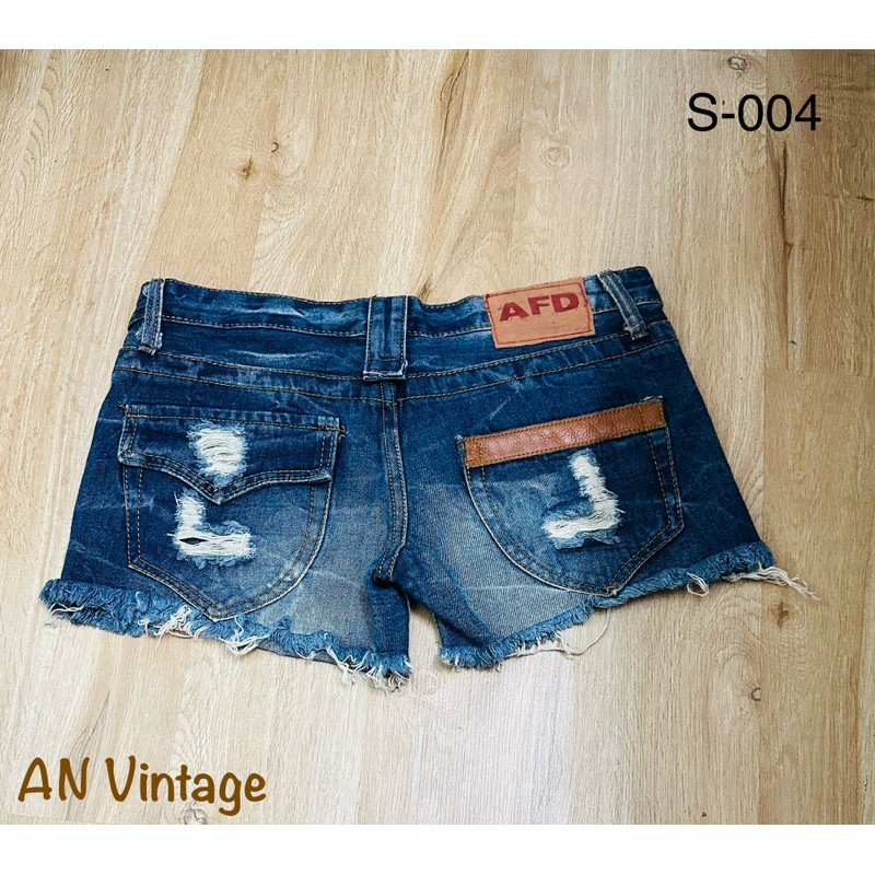 Short jean S-004. Màu xanh jeans. Hiệu AFD. Size M. Eo 80cm. Dài 31cm. Ống 26cm. Mới 99% 69041