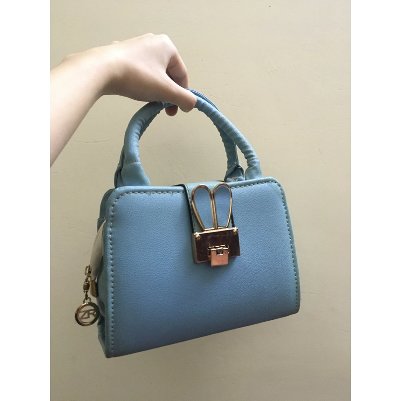 Túi xách mini màu xanh dương có khóa hình tai thỏ 524604
