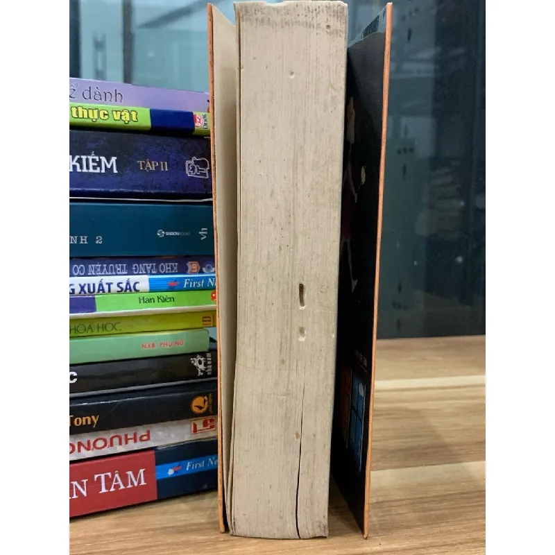 Cô gái mù chữ phá bom nguyên tử – Jonas Jonasson 576144