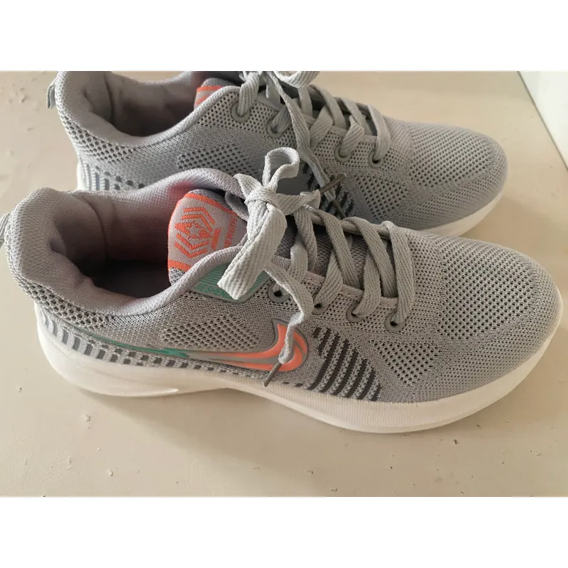 Giày thể thao nữ : Mới - chưa từng  mang ra ngoài - nhẹ  màu xám size 37 720351