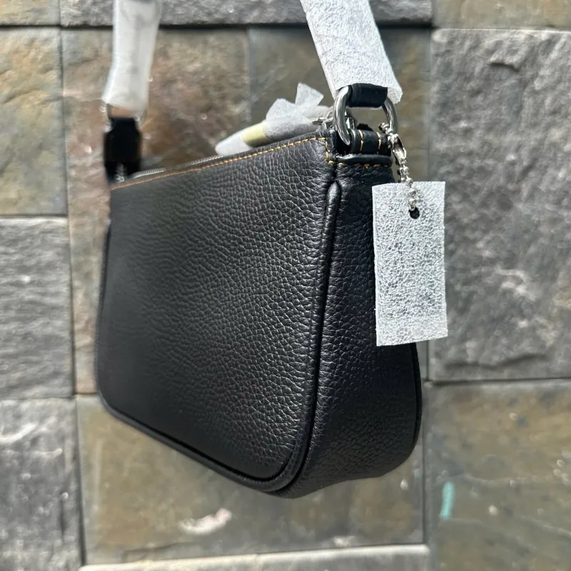 Túi xách Coach mini da phối họa tiết hoạt hình màu đen 595811