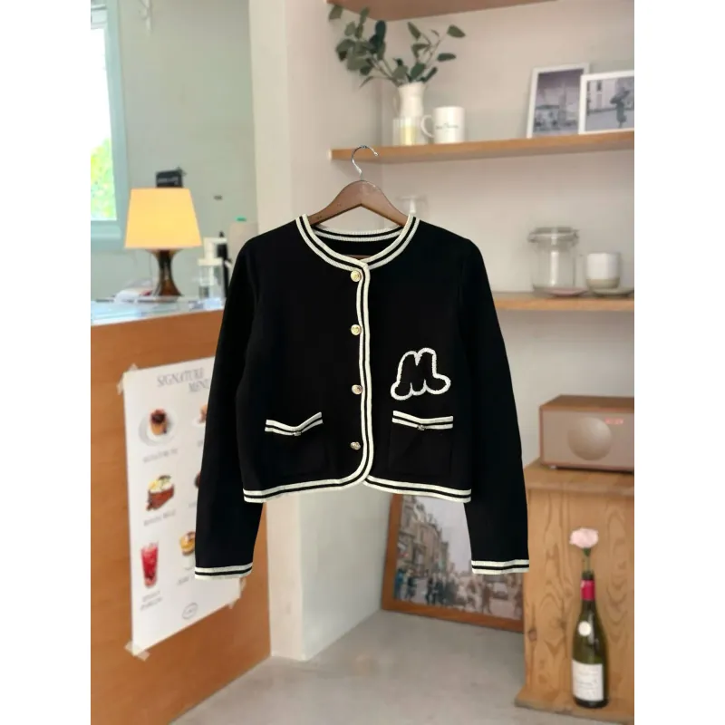 Áo khoác len đen viền trắng chừm cừu size L 734454