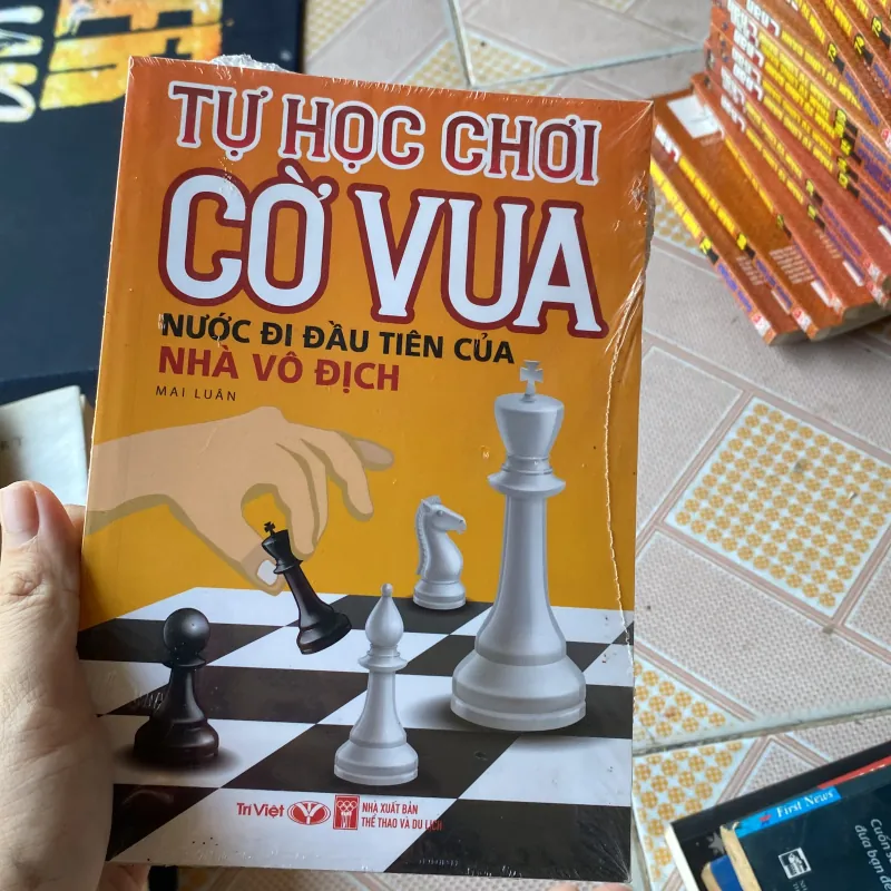 Tự học chơi cờ vua - Nước đi đầu tiên của nhà vô địch" của tác giả Mai Luân 996475