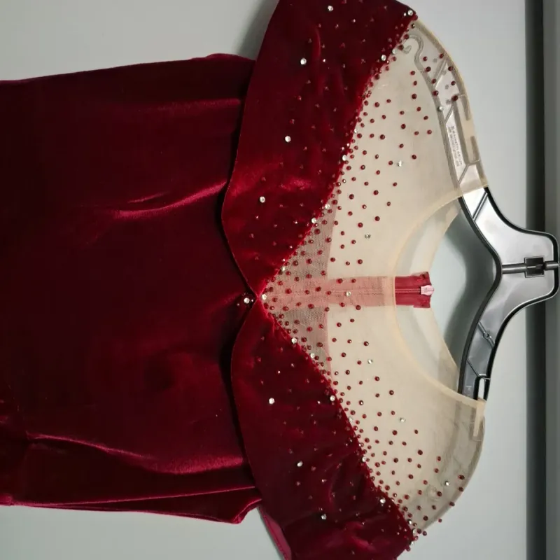 Đầm nhung màu đỏ đô đính đá sang trọng còn mới 98% size M (46-52kg)( 749153