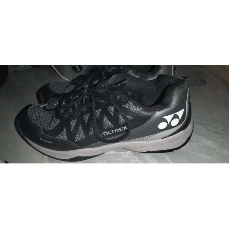 Yonex Voltrex size42 màu đen ( cam kết hàng chính hãng có box) tình trạng :95% 792590