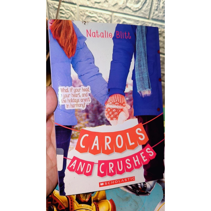 Ngoại văn tuổi teen - Carlos and crushes (scholastic bìa mềm) 495465