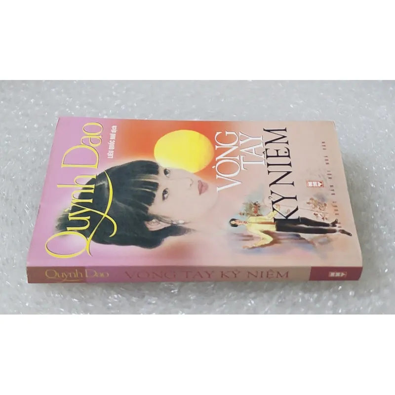Tiểu thuyết của Quỳnh Dao: VÒNG TAY KỶ NIỆM (383 trang) 739094