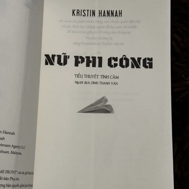 Nữ phi công 758051