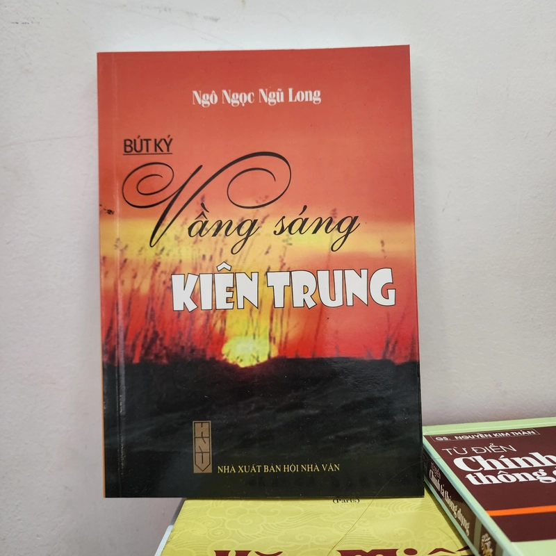Vầng sáng kiên trung | Ngô Ngọc Ngũ Long  493944