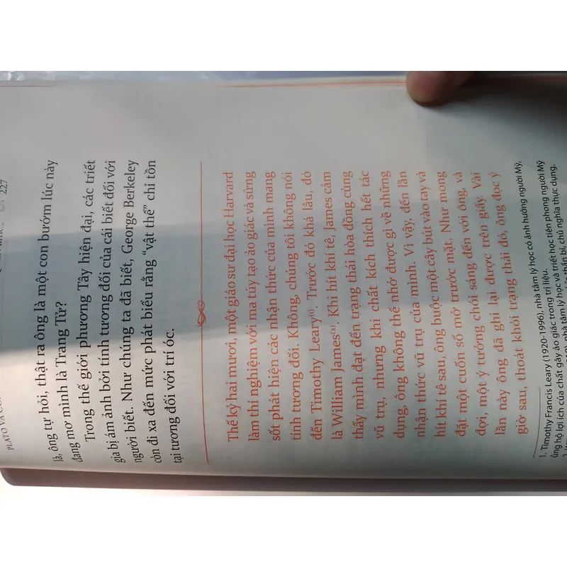 Plato và con thú mỏ vịt bước vào quán bar 720319