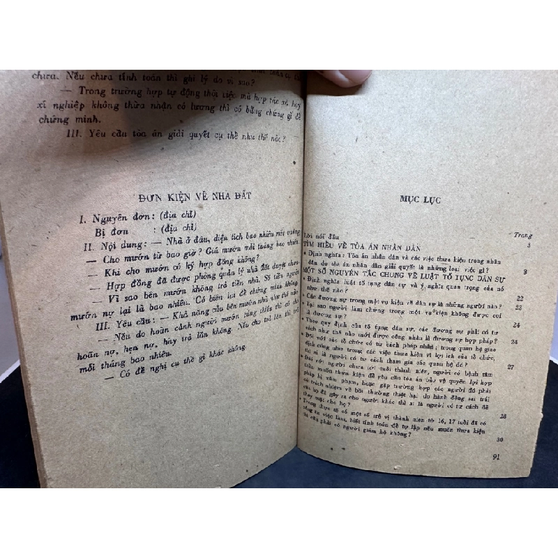 Những điều cần biết khi có việc thưa kiện trước tòa án nhân dân (1979) Trần Văn Thuận, mới 60% (ố vàng) SBM1311 61968