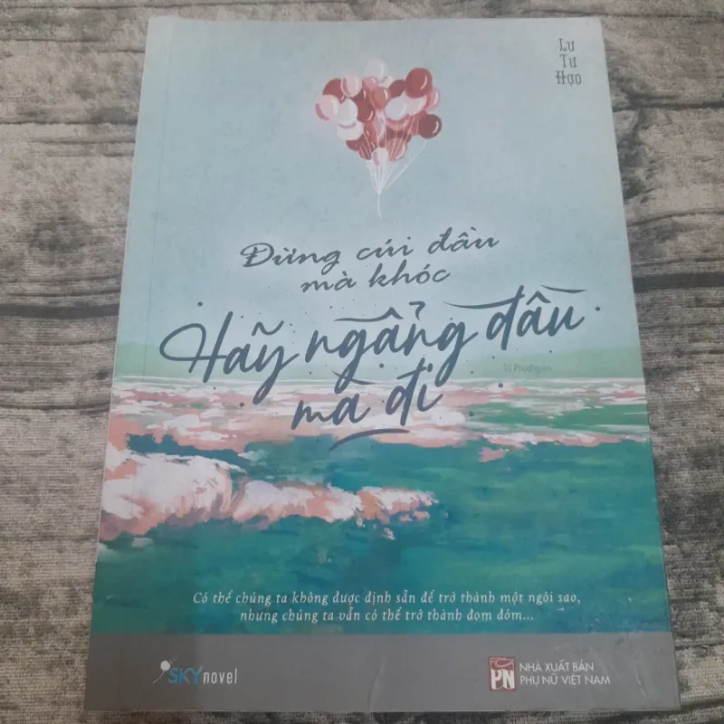 Tản văn-Hãy ngẩng đầu mà đi. Tác giả Lư Tư Hạo. 753968