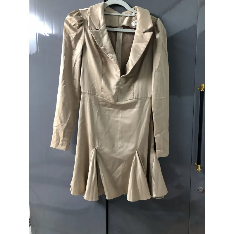 Váy dáng ngắn chất liệu vải satin/phi bóng, kết hợp giữa phong cách thanh lịch và gợi cảm 1026410