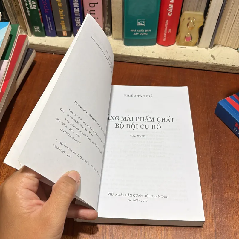 II Tựa Sách: Sáng Mãi Phẩm Chất Bộ Đội Cụ Hồ (Tập 18) - Nhiều Tác Giả - 2017 786211