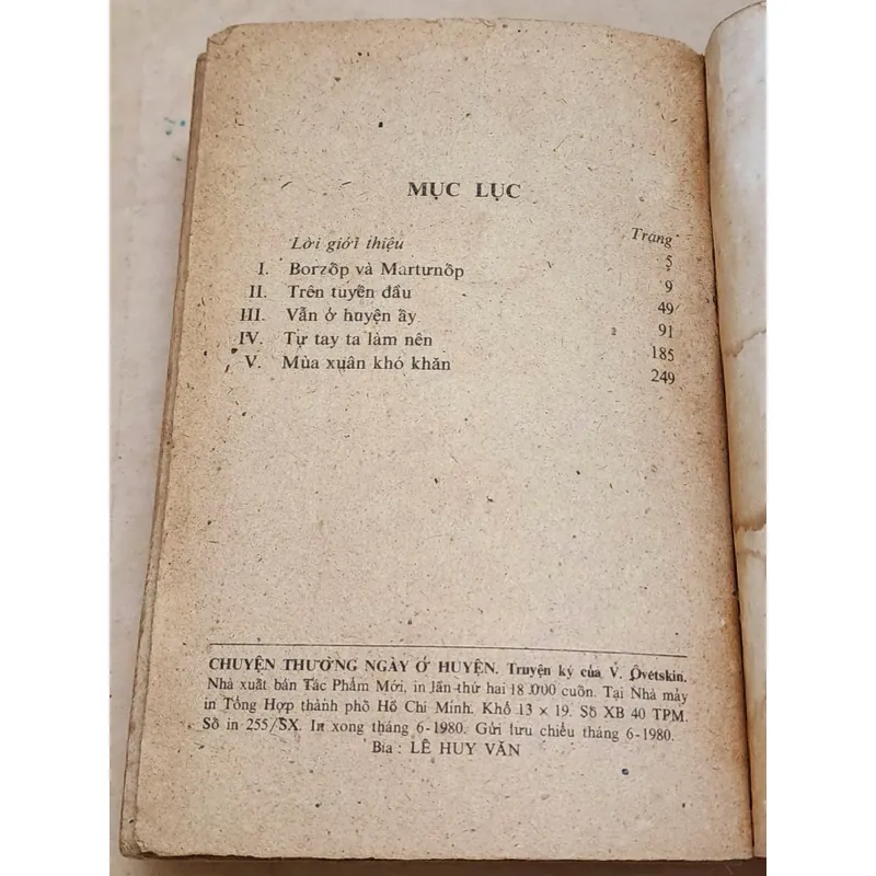 Truyện ký CHUYỆN THƯỜNG NGÀY Ở HUYỆN (Valenlin Ovechkin 731438