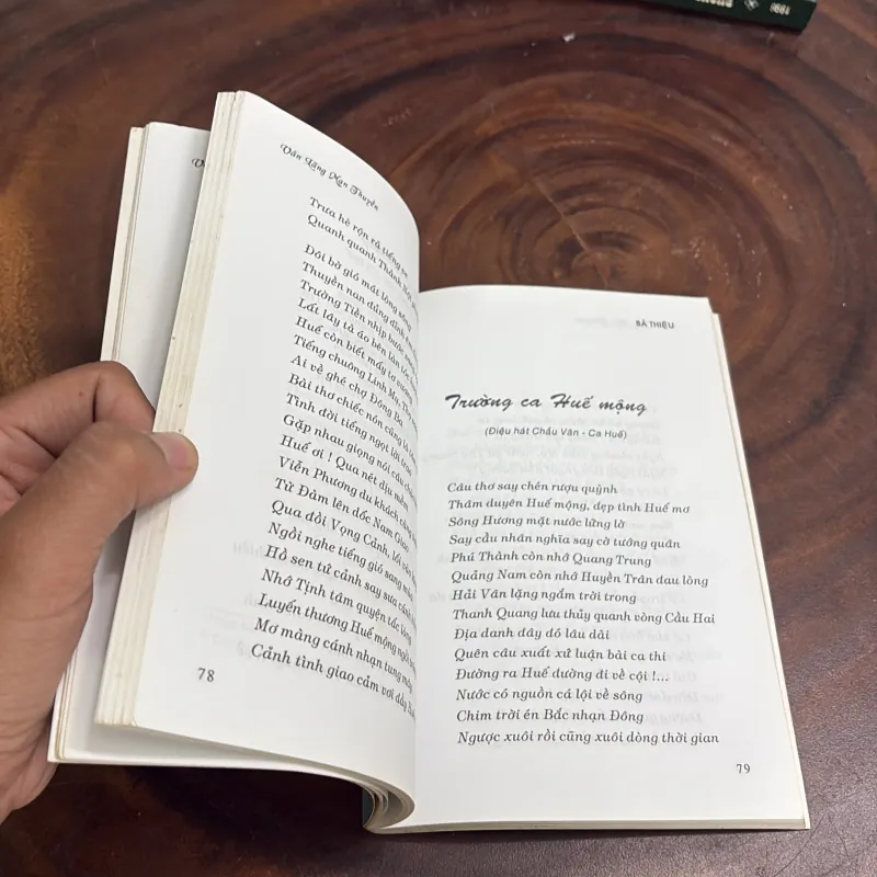 II Thơ: Vân Lãng Mạn Thuyền - Bá Thiệu - 2006 1022449