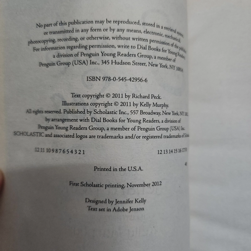 Sách Secrets at sea của Richard Peck tình trạng 80% 508755