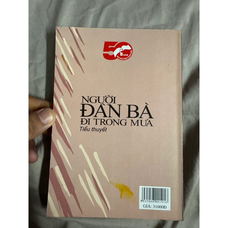 Người đàn bà đi trong mưa 517144