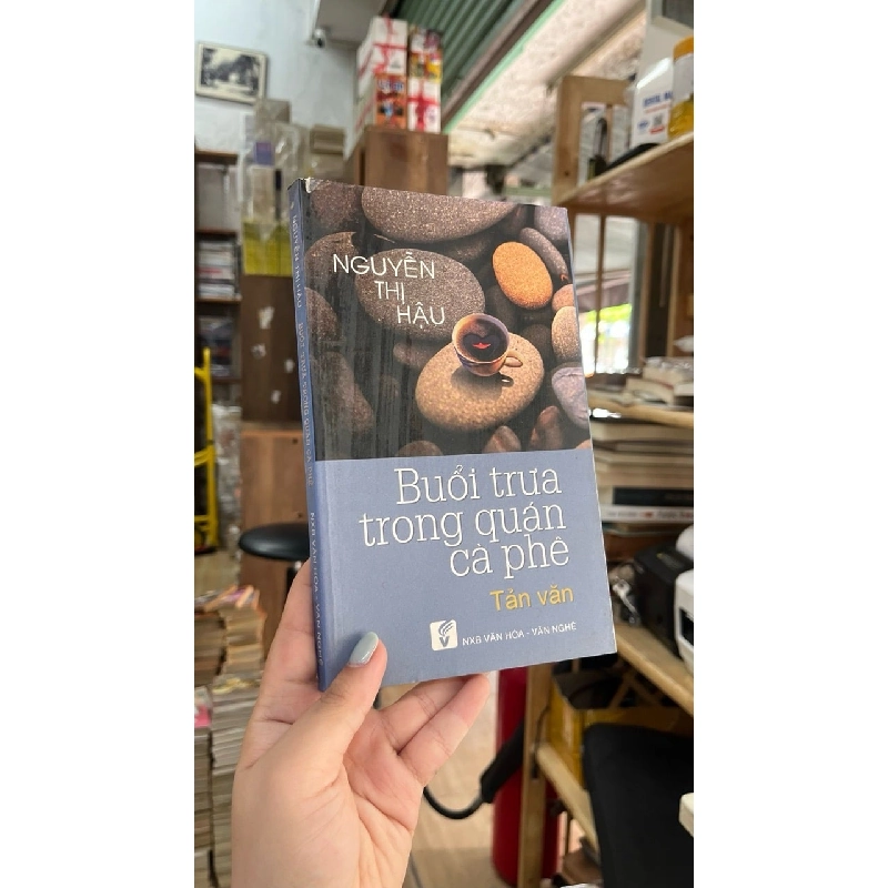 Buổi trưa trong quán cà phê - Nguyễn Thị Hậu 185022