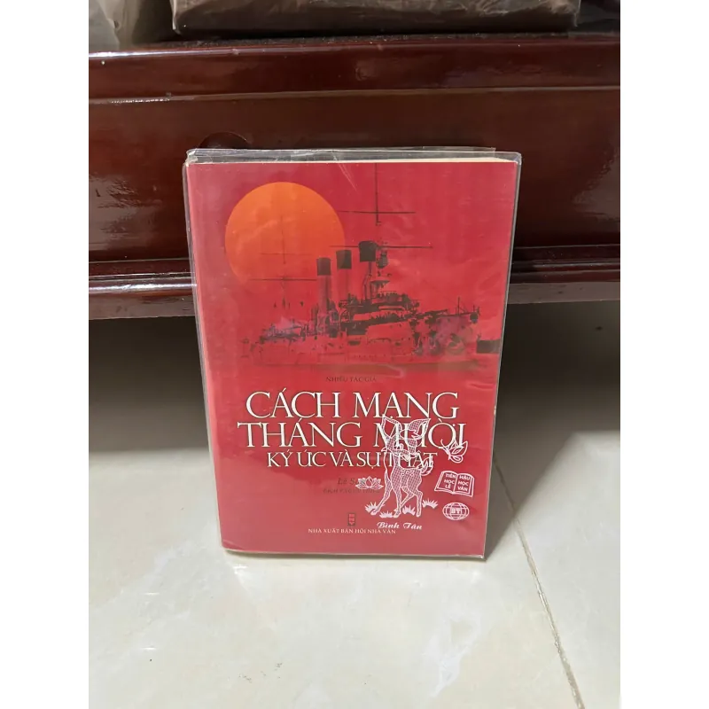 Cách mạng tháng mười Ký ức và Sự Thật (Bìa mềm) 689391