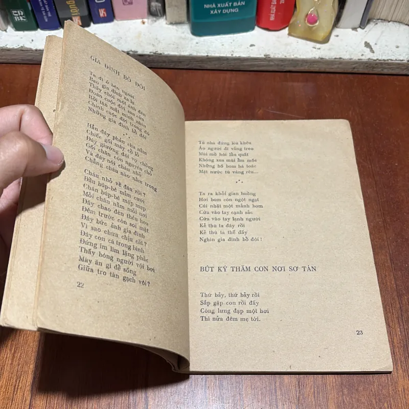 [Sách Xưa] - II Thơ: Hoa Trên Đá - Chế Lan Viên - 1984 792580