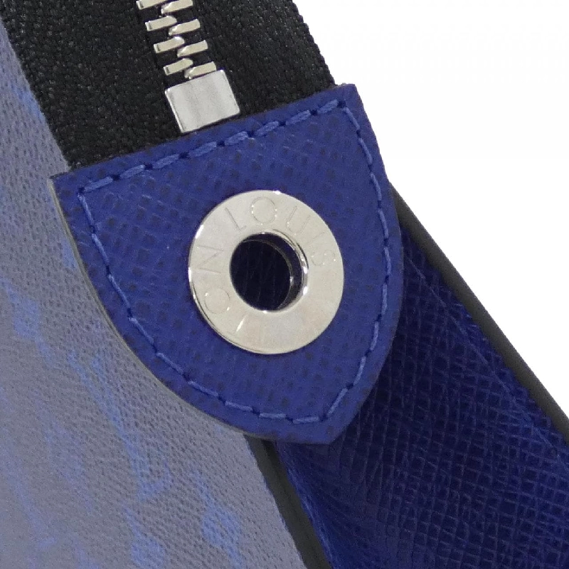 Túi xách Louis Vuitton Taiga Llama Pochette Voyage MM M30423 616803