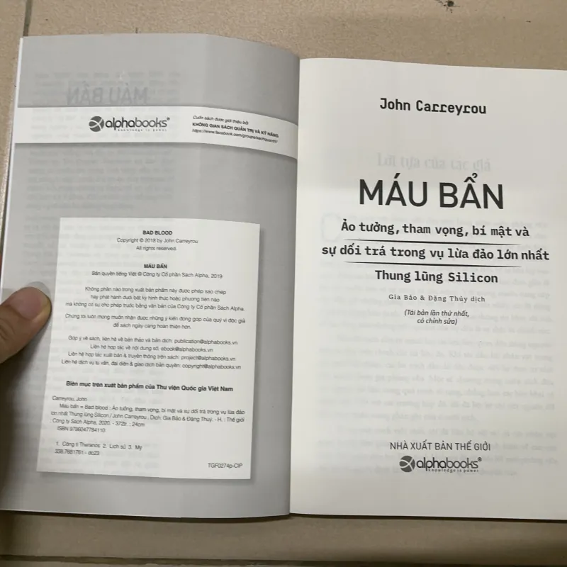 Máu bẩn - John Carreyrou 1022113