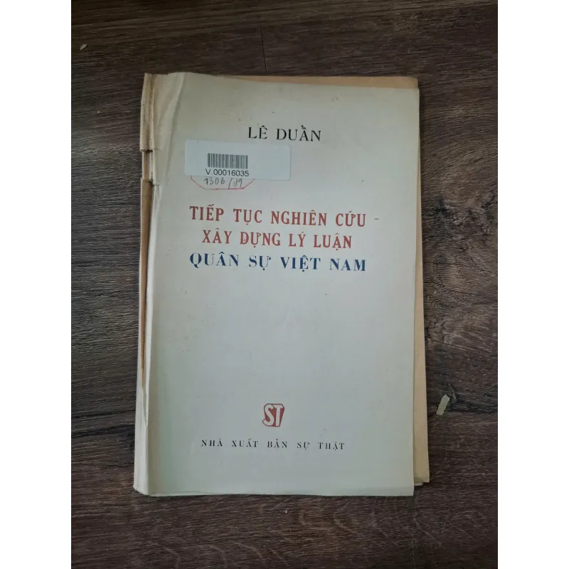 TIẾP TỤC NGHIÊN CỨU XÂY DỰNG LÝ LUẬN QUÂN SỰ VIỆT NAM - LÊ DUẨN 718484