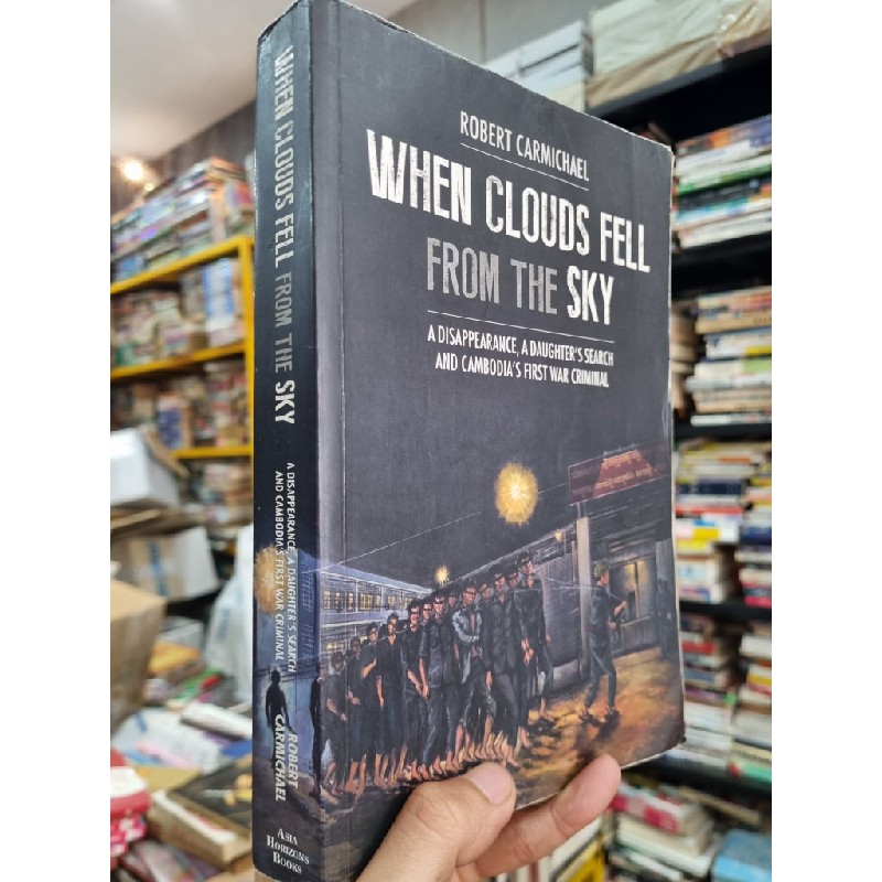 WHEN CLOUDS FELL FROM THE SKY : A DISAPPEARANCE, A DAUGHTER'S SEARCH AND CAMBODIA'S FIRST WAR CRIMINAL - Robert Carmichael 144393