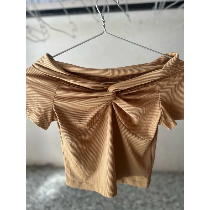 Áo thun crop tô trễ vai size S của hãng IVy mua mặc 1 lần đi chơi  381484