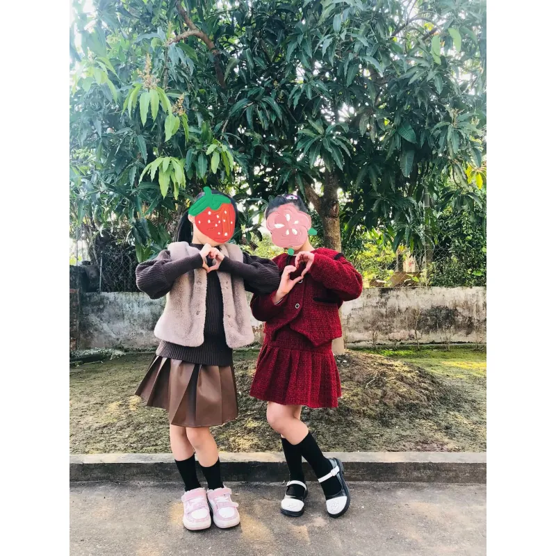 Bộ chân váy và áo khoác dạ đỏ cho bé gái 4-6 tuổi 927251