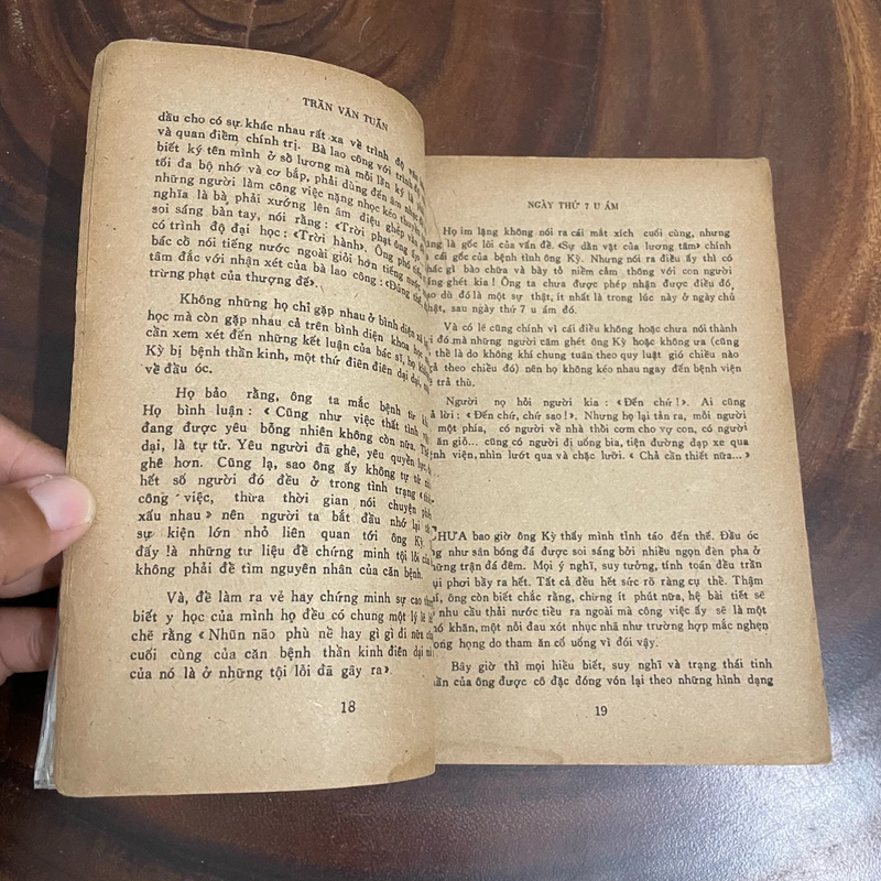 II Tựa sách: Ngày Thứ 7 U Ám (Tiểu thuyết) - Trần Văn Tuấn - 1988 462888