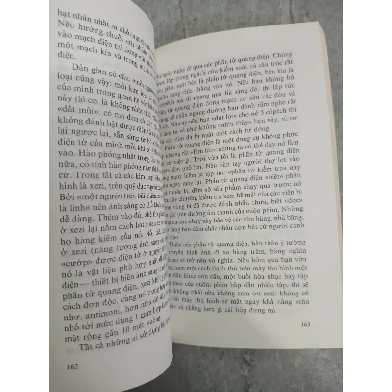 KỂ CHUYỆN VỀ KIM LOẠI HIẾM VÀ PHÂN TÁN - NGUYỄN HỮU CHÂN 746525