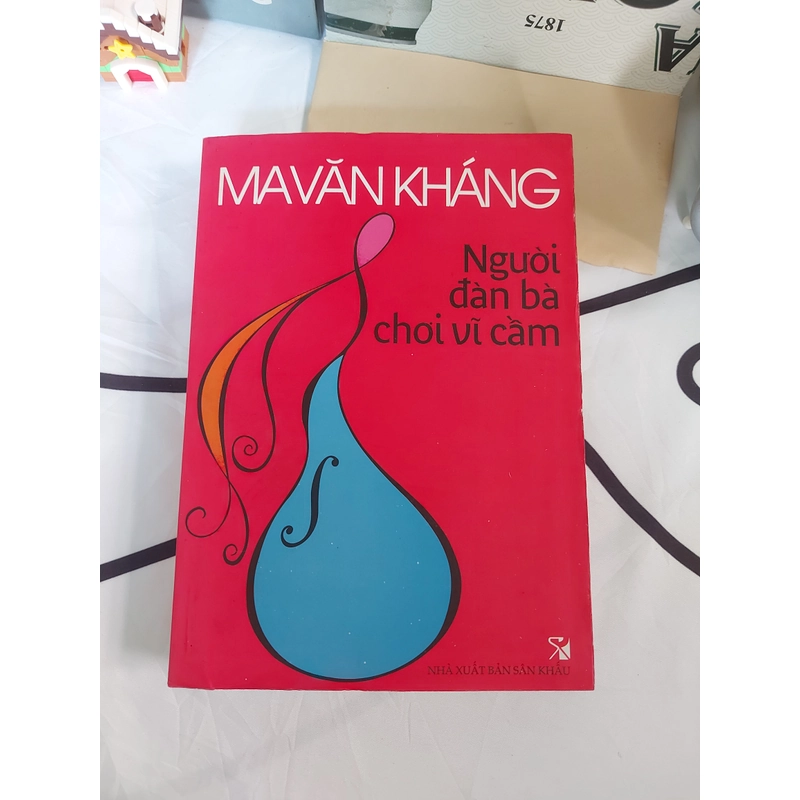 NGƯỜI ĐÀN BÀ CHƠI VĨ CẦM - MA VĂN KHÁNG 478354